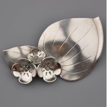 Stříbrná brož s květinovým motivem