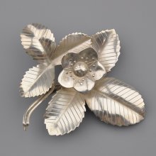 Stříbrná brož jahodový květ s lístky
