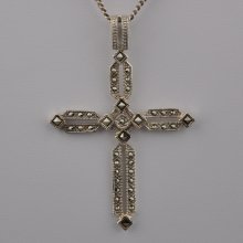 Stříbrný přívěsek ve tvaru kříže