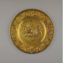 Mosazný nástěnný talíř s reliéfem sedící ženy