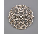 Stříbrná kulatá brož s florálním motivem