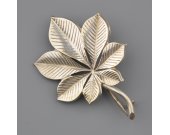 Stříbrná brož ve tvaru kaštanového listu