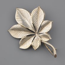 Stříbrná brož ve tvaru kaštanového listu