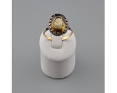Zlatý a stříbrný prsten se žlutým broušeným kamenem