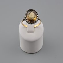 Zlatý a stříbrný prsten se žlutým broušeným kamenem