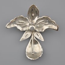 Stříbrná brož ve tvaru orchideje