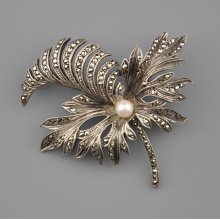 Stříbrná brož ve tvaru listu s perlou